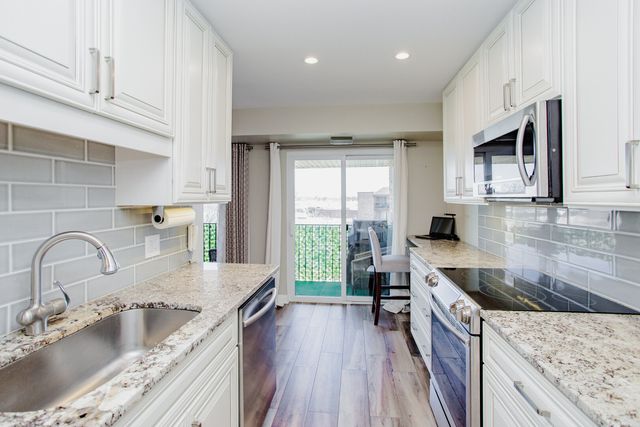 1101 S Hunt Club Drive 403, Mount Prospect, IL 60056