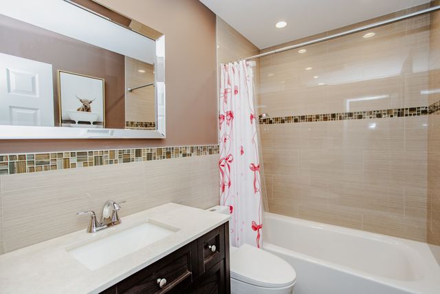 1101 S Hunt Club Drive 403, Mount Prospect, IL 60056