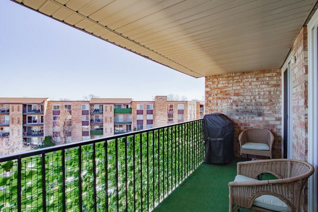 1101 S Hunt Club Drive 403, Mount Prospect, IL 60056