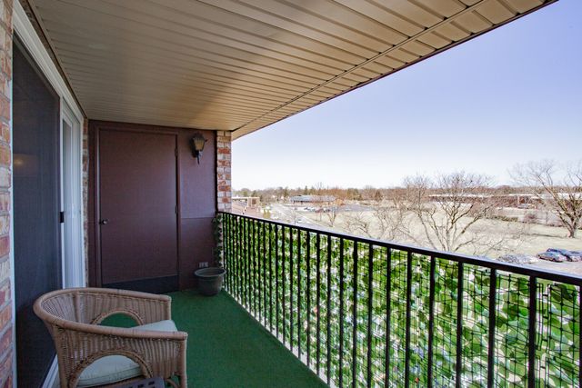 1101 S Hunt Club Drive 403, Mount Prospect, IL 60056