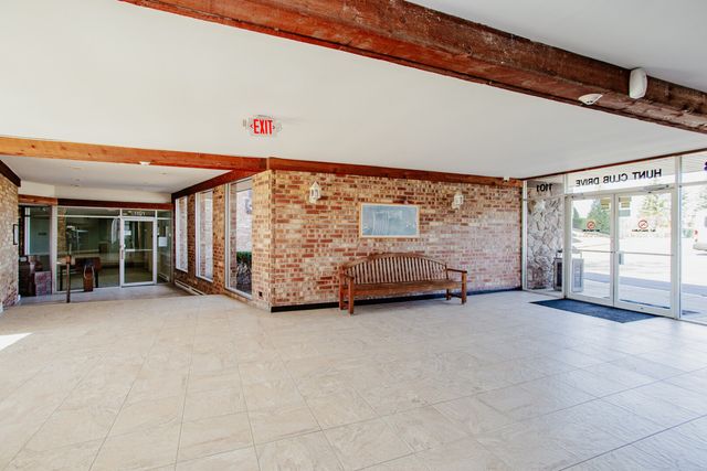 1101 S Hunt Club Drive 403, Mount Prospect, IL 60056