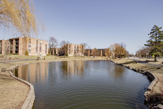 1101 S Hunt Club Drive 403, Mount Prospect, IL 60056