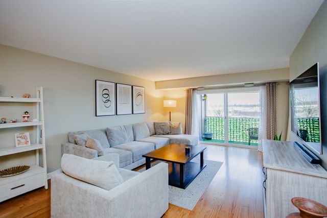 1101 S Hunt Club Drive 403, Mount Prospect, IL 60056