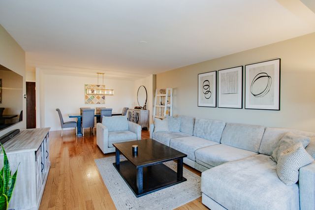 1101 S Hunt Club Drive 403, Mount Prospect, IL 60056