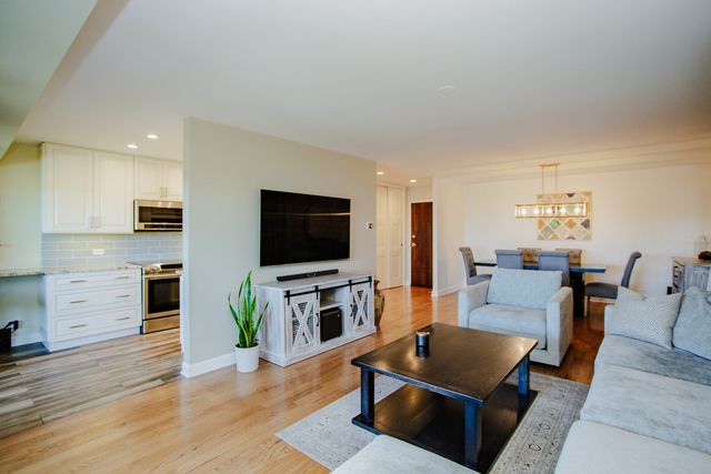 1101 S Hunt Club Drive 403, Mount Prospect, IL 60056