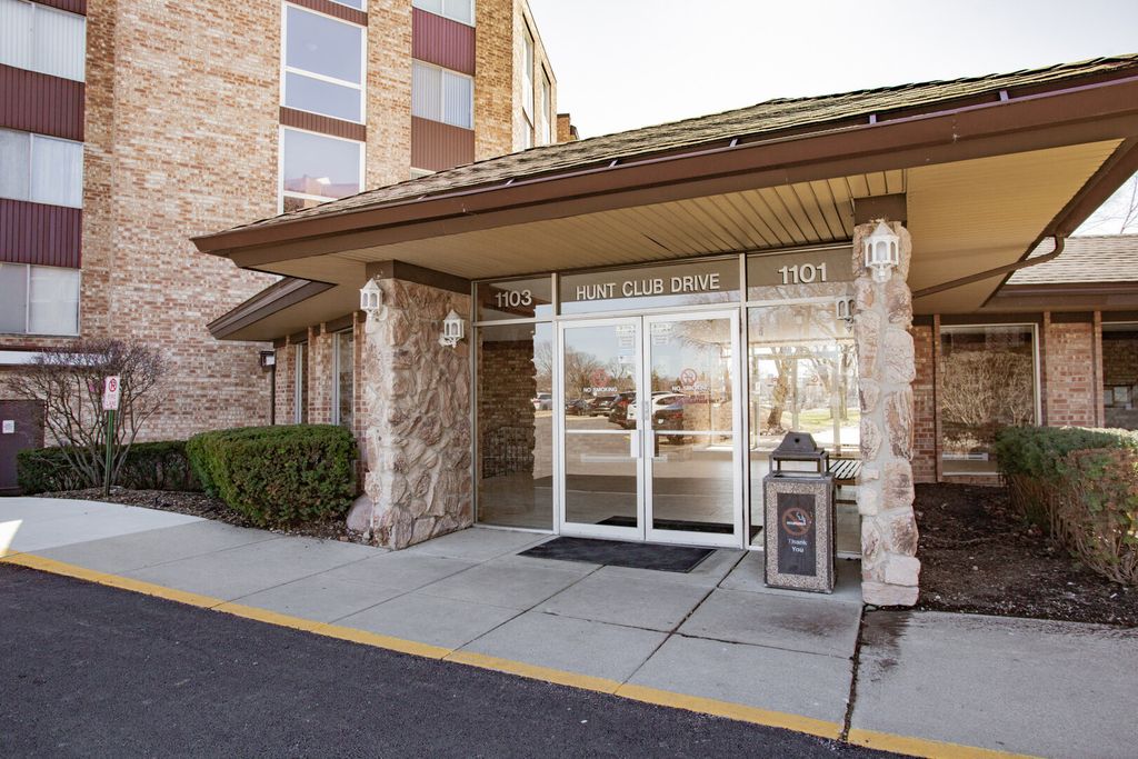 1101 S Hunt Club Drive 403, Mount Prospect, IL 60056