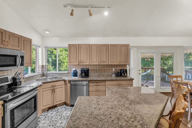 846 E HOLROYD DR, South Ogden, UT 84403