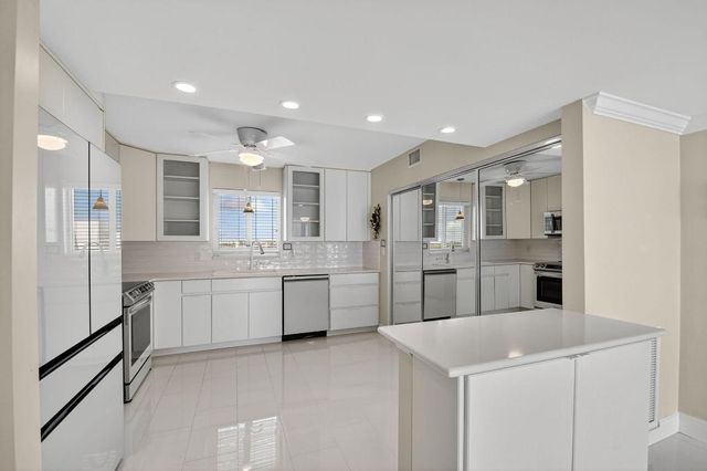 301 Lake Shore Drive 711, Lake Park, FL 33403