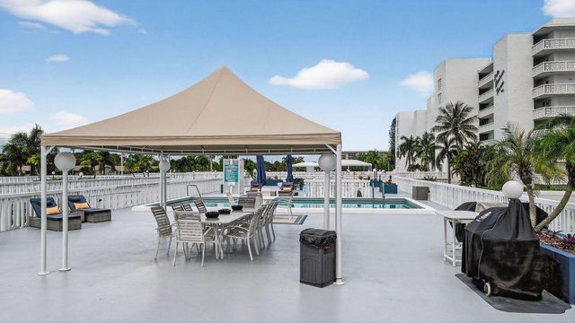 301 Lake Shore Drive 711, Lake Park, FL 33403