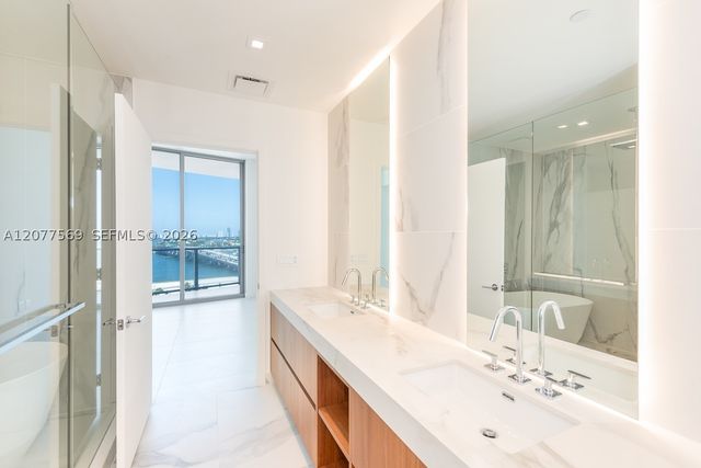 1400 Biscayne 1604, Miami, FL 33132