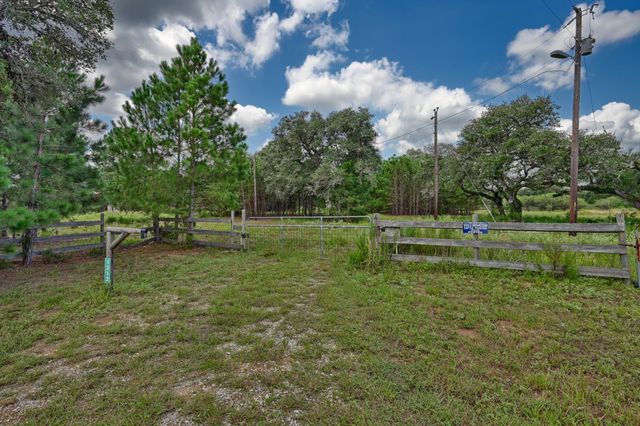 1312 Private Road 1051, Hallettsville, TX 77964
