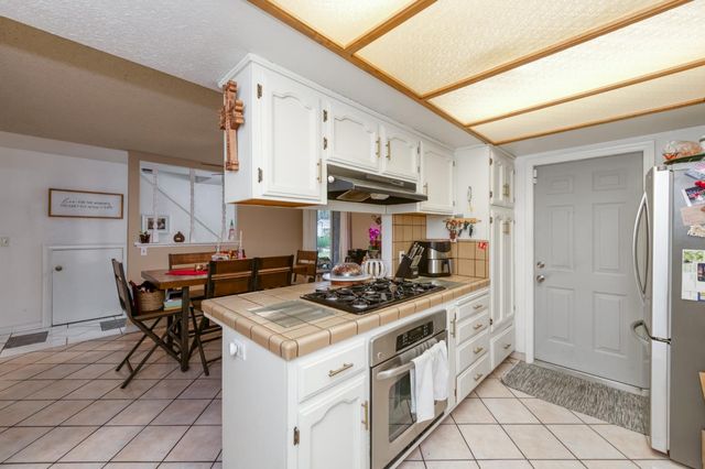 182 E Kennedy Avenue, Tulare, CA 93274