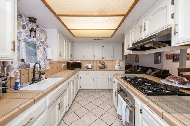 182 E Kennedy Avenue, Tulare, CA 93274