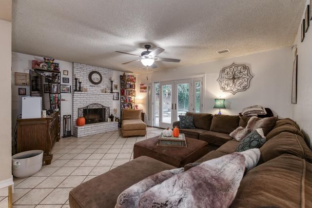 182 E Kennedy Avenue, Tulare, CA 93274