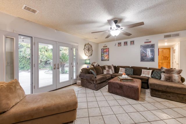 182 E Kennedy Avenue, Tulare, CA 93274