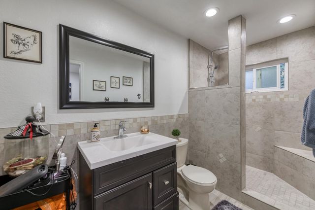 182 E Kennedy Avenue, Tulare, CA 93274