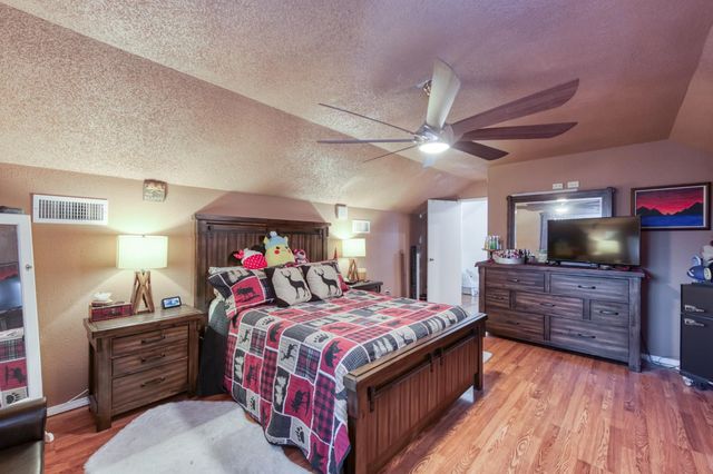 182 E Kennedy Avenue, Tulare, CA 93274