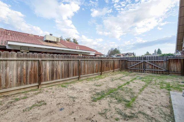182 E Kennedy Avenue, Tulare, CA 93274