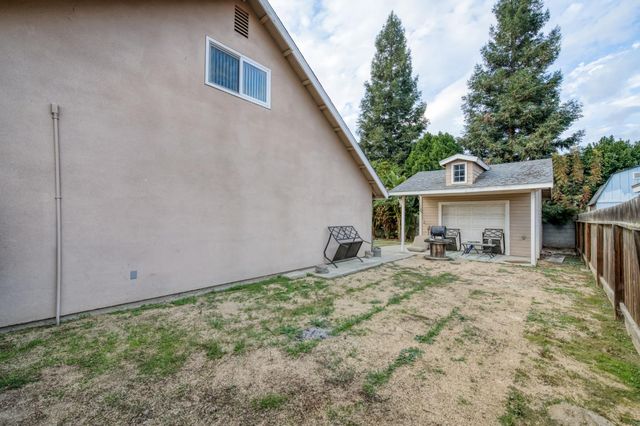 182 E Kennedy Avenue, Tulare, CA 93274