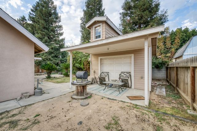 182 E Kennedy Avenue, Tulare, CA 93274