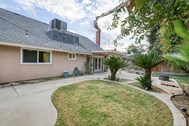 182 E Kennedy Avenue, Tulare, CA 93274