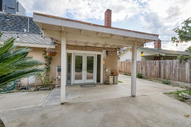 182 E Kennedy Avenue, Tulare, CA 93274