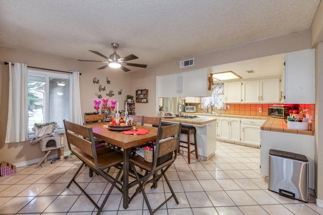 182 E Kennedy Avenue, Tulare, CA 93274