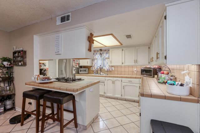 182 E Kennedy Avenue, Tulare, CA 93274