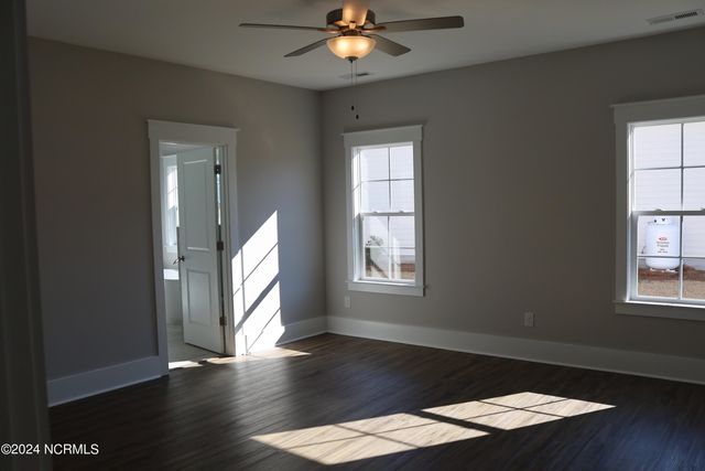 21 E Singing Avenue, Hampstead, NC 28443
