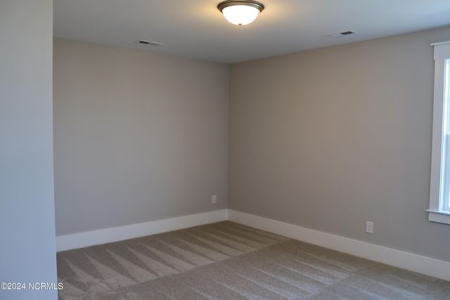 21 E Singing Avenue, Hampstead, NC 28443