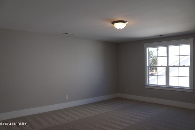 21 E Singing Avenue, Hampstead, NC 28443
