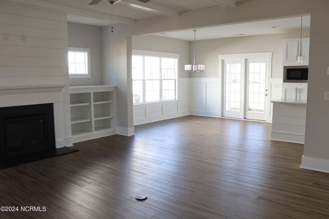21 E Singing Avenue, Hampstead, NC 28443