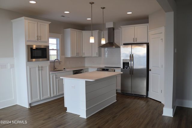 21 E Singing Avenue, Hampstead, NC 28443