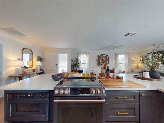 5218 VENETIAN BOULEVARD NE, St Petersburg, FL 33703