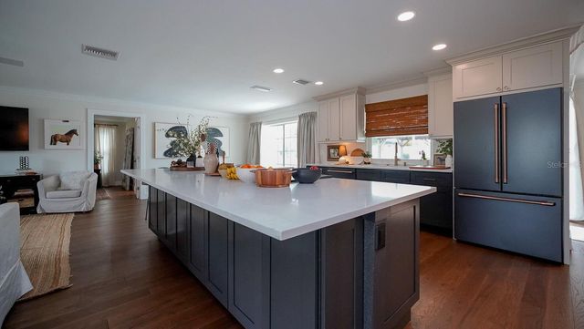 5218 VENETIAN BOULEVARD NE, St Petersburg, FL 33703