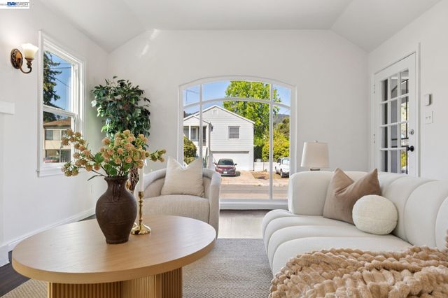 3039 Kansas St, Oakland, CA 94602