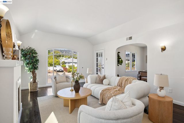 3039 Kansas St, Oakland, CA 94602