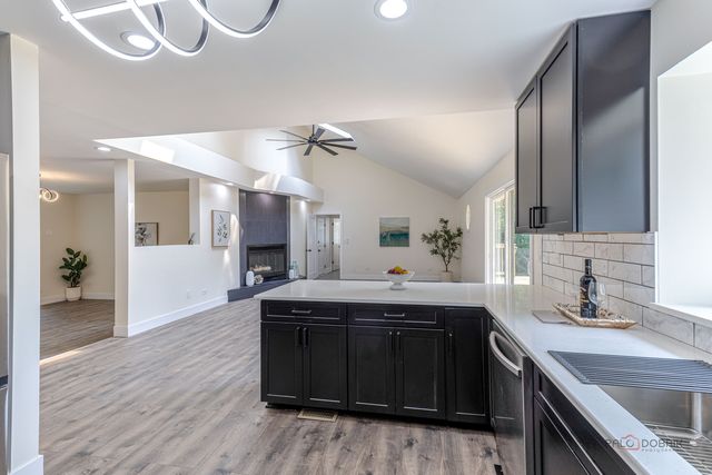 300 6th Street, Wheeling, IL 60090
