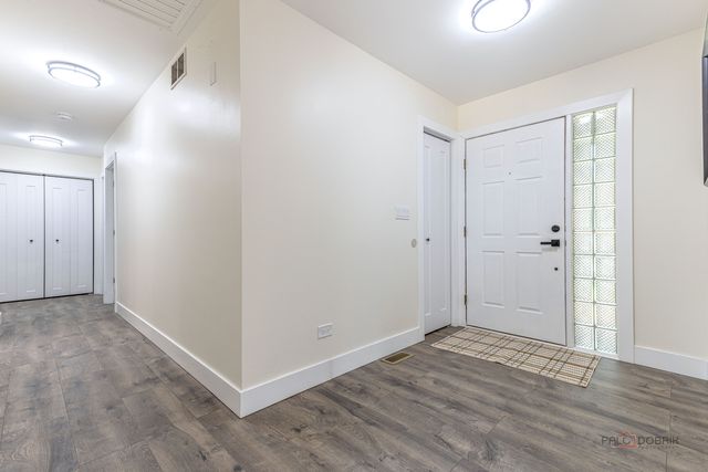 300 6th Street, Wheeling, IL 60090