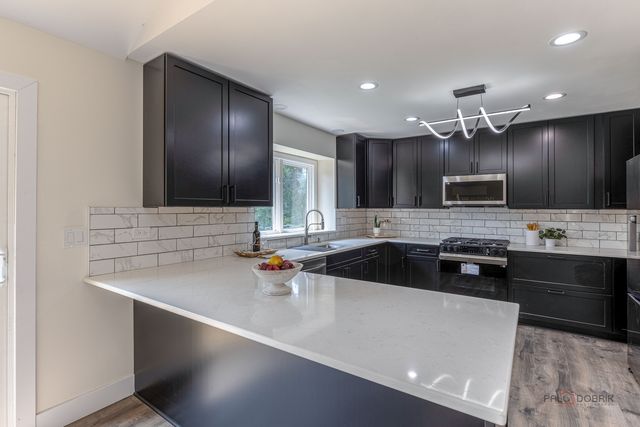 300 6th Street, Wheeling, IL 60090