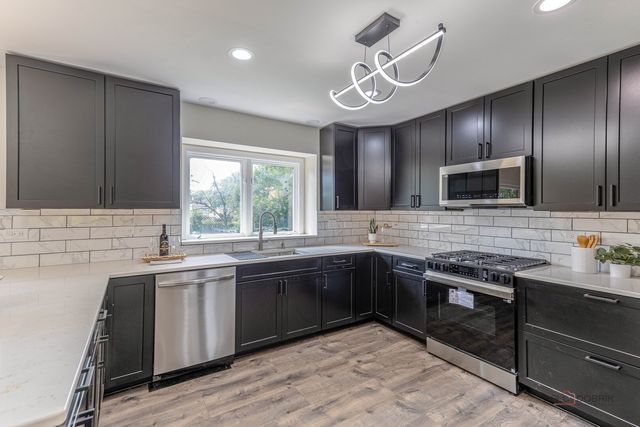 300 6th Street, Wheeling, IL 60090