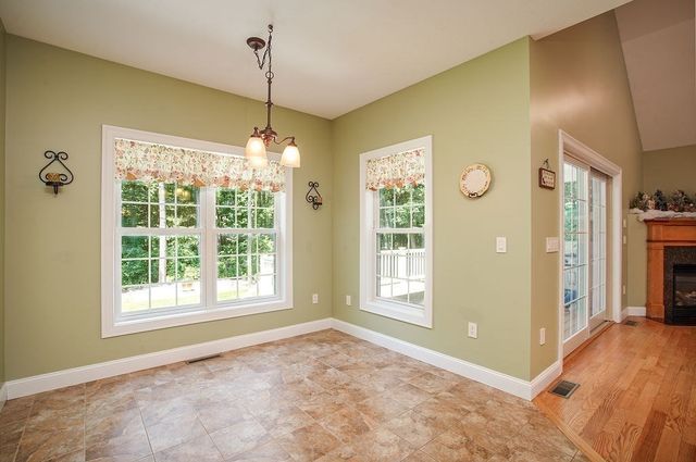 5 Red Bridge Ln, South Hadley, MA 01075