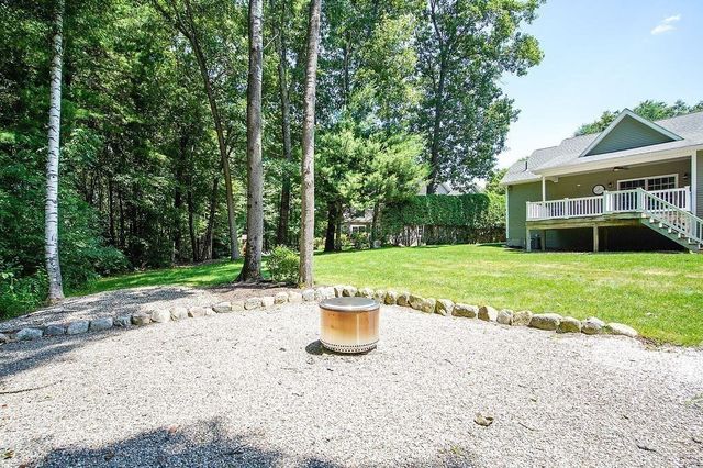 5 Red Bridge Ln, South Hadley, MA 01075