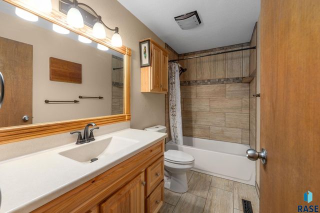 2104 E Tricia Ln Lane, Sioux Falls, SD 57103