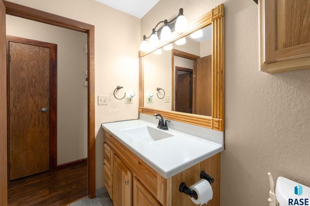2104 E Tricia Ln Lane, Sioux Falls, SD 57103