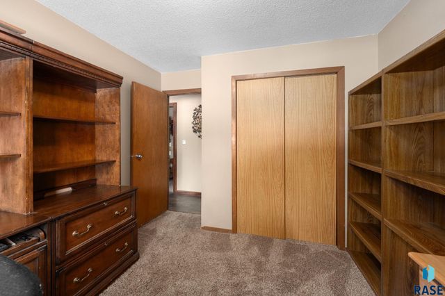 2104 E Tricia Ln Lane, Sioux Falls, SD 57103