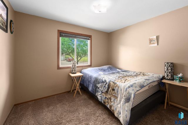 2104 E Tricia Ln Lane, Sioux Falls, SD 57103