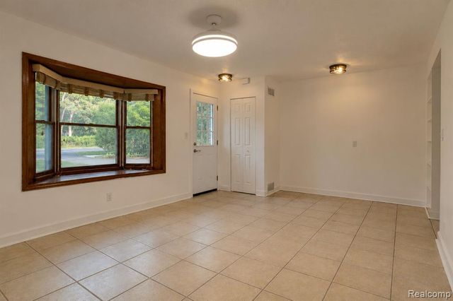 648 S Cass Lake Road, Waterford, MI 48328