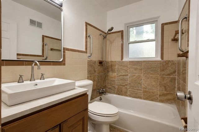 648 S Cass Lake Road, Waterford, MI 48328
