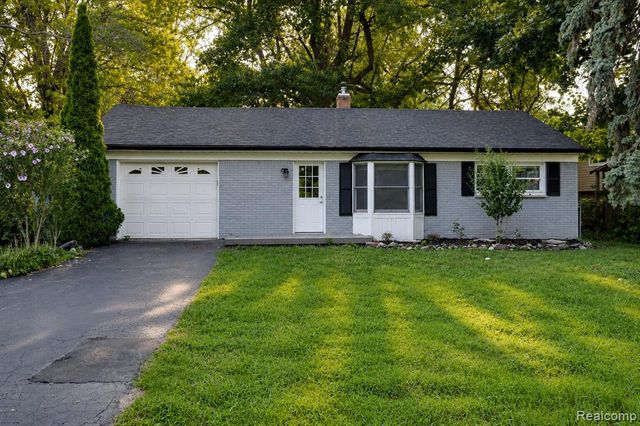 648 S Cass Lake Road, Waterford, MI 48328